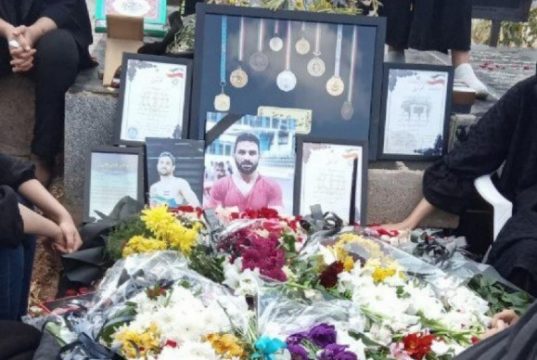 دستگیری پدر و برادر نوید افکاری هنگام شهادت دادن بر روی قبر وی