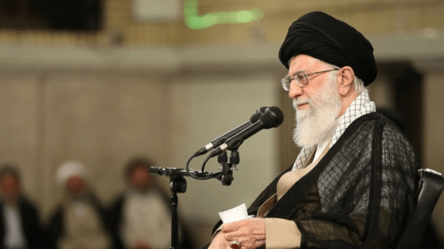 خامنه‌ای عقب نشینی کرد
