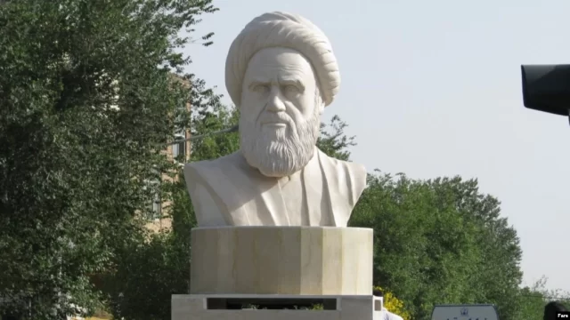 بازداشت یک شهروند به دلیل «تخریب» تندیس آیت‌الله خمینی در اردستان