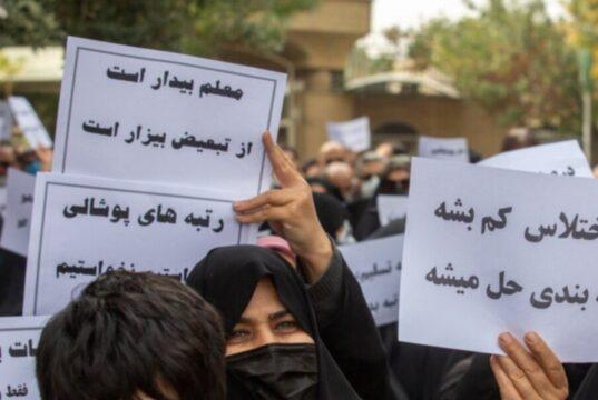 قيام معلمان