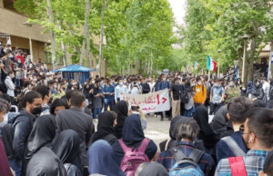 در اعتراض به “فضای پلیسی”؛ دانشجویان دانشگاه علم و صنعت تجمع كردند دانشجویان
