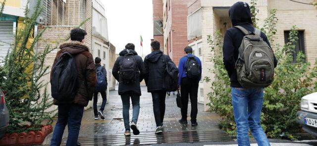 پسر دانش‌آموز همکلاسی