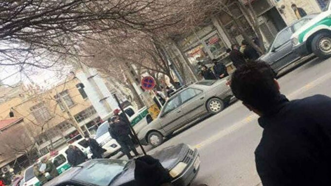 ویدئوی جنجالی؛ نشاندن دختر روی صندوق عقب هنگام حرکت!