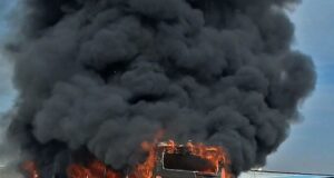 اتوبوس حامل سربازان ارتش در آتش سوخت
