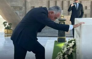 شاهزاده رضا پهلوی بر مزار پدرش حاضر شد شاهزاده رضا پهلوی بر مزار پدرش حاضر شد