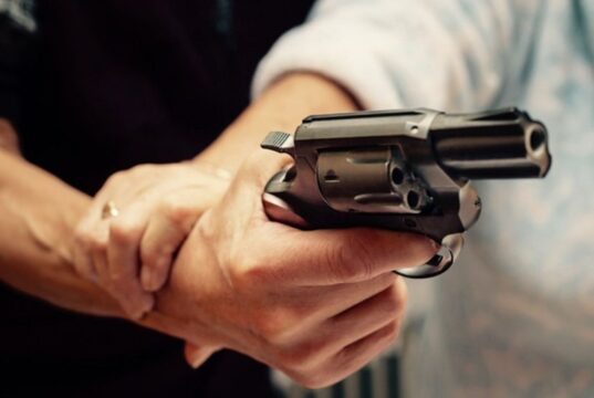 زن جوان با «اسلحه اسباب‌بازی» از حساب بانکی‌اش پول بیرون کشید