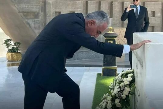شاهزاده رضا پهلوی بر مزار پدرش حاضر شد