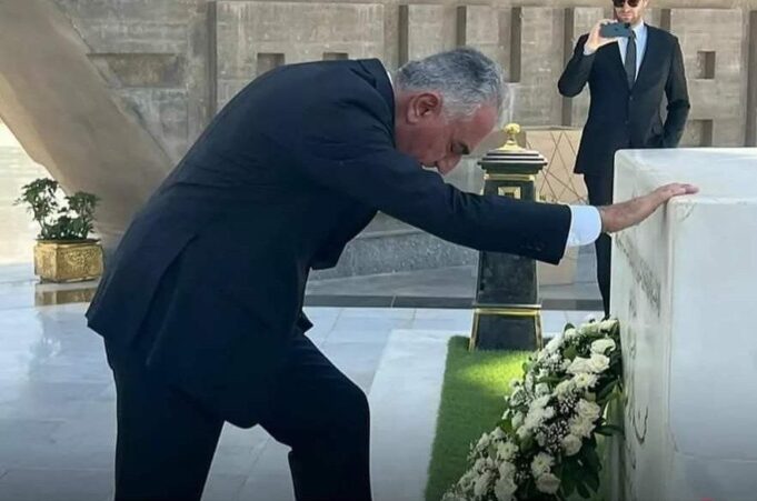 شاهزاده رضا پهلوی بر مزار پدرش حاضر شد