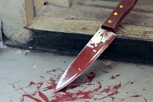 یک روحانی در حال سخنرانی در امامزاده محمد کرج با ضربه چاقو مجروح شد