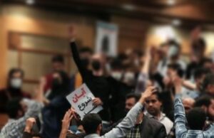 اعتراضات کم سابقه دانشجویان در حضور سخنگوی دولت