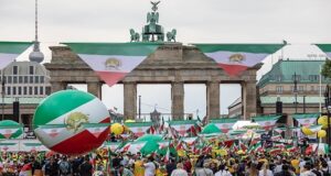 تجمع ده‌ها هزار نفر در برلین برای حمایت از خیزش ايرانيان
