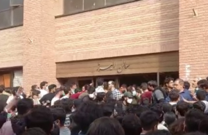 دانشجوهای الزهرا خطاب به بسیجیان: این دفعه ساندیس مهمون من ولی به طرفی که ایستادی فکر کن