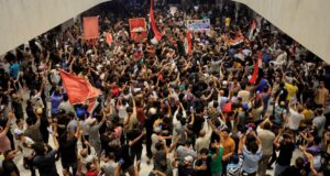 هجوم معترضان عراقی با شعارهای علیه ایران