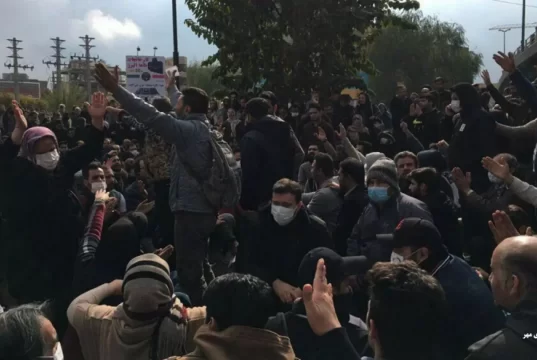 بادکنک های اعتراضی در آسمان ایران؛ "دیکتاتور به پایان سلام کن"