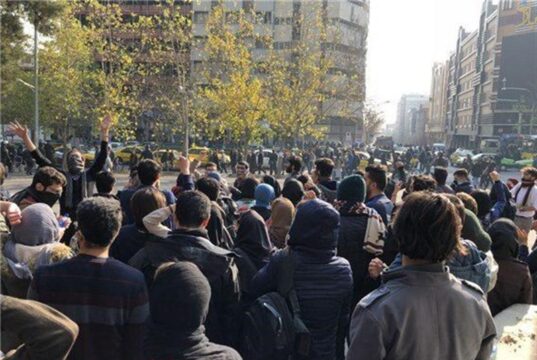 تیراندازی شدید به سوی معترضان در مهاباد