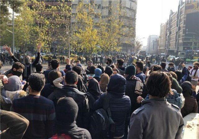 تیراندازی شدید به سوی معترضان در مهاباد