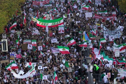 روزنامه وابسته به سپاه آلمان را به دلیل میزبانی تجمع تاریخی ایرانی‌ها تهدید کرد