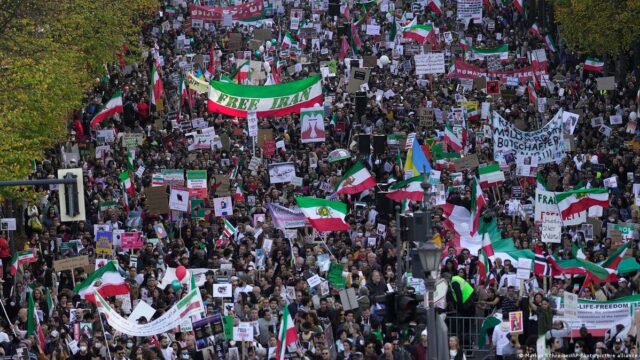 روزنامه وابسته به سپاه آلمان را به دلیل میزبانی تجمع تاریخی ایرانی‌ها تهدید کرد