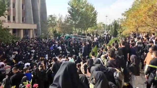 هجوم نیروهای حکومتی به دانشجویان دانشگاه آزاد تهران هجوم نیروهای حکومتی به دانشجویان دانشگاه آزاد تهران