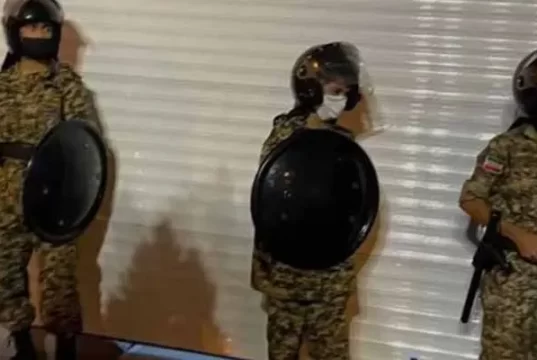 کودکان فقیر را با دادن چند کیسه آذوقه برای سرکوب فراخوانده‌اند!