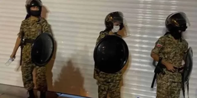 کودکان فقیر را با دادن چند کیسه آذوقه برای سرکوب فراخوانده‌اند!