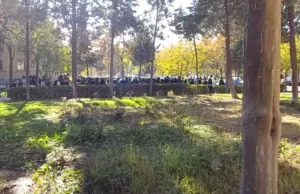 دانشجویان روز دوشنبه با شعار «حسین رونقی» تجمع کردند