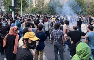 شعار دانشجويان روی دیوارهای خوابگاه دانشگاه علوم پزشکی مازندران: حکومت بچه‌کش نمی‌خواهیم!
