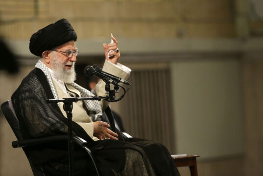 آتش‌زدن تصویرعلی خامنه‌ای در یزد