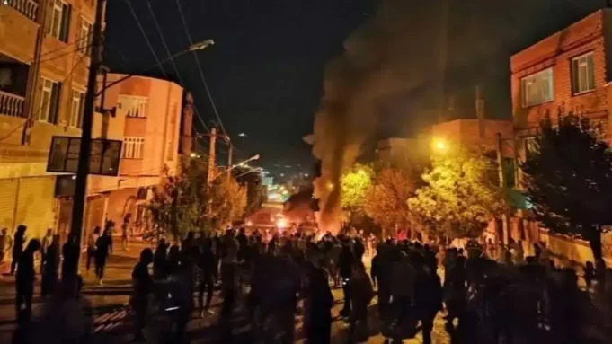 آتش‌زدن دفتر نمایندگی خامنه‌ای در رودسر!