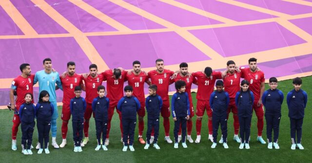 بازیکنان تیم ملی فوتبال ایران سرود جمهوری اسلامی را نخواندند بازیکنان تیم ملی فوتبال ایران سرود جمهوری اسلامی را نخواندند