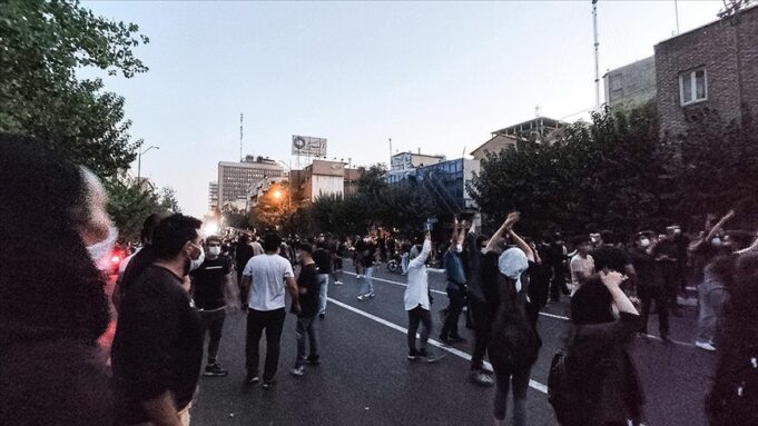 تیراندازی ماموران به سوی مردم معترض در ايران