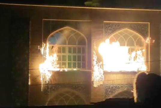 حوزه علمیه قم و «خانه خمینی» به آتش کشیده شد