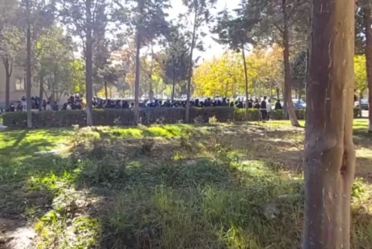 دانشجویان روز دوشنبه با شعار «حسین رونقی» تجمع کردند