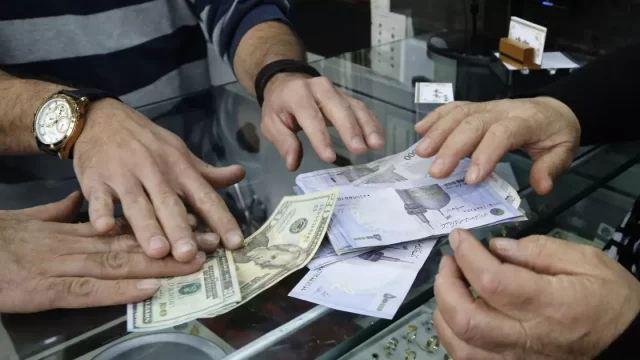 رکورد تاریخی نرخ دلار در ايران؛ دلار وارد کانال ۳۴ هزار تومان شد! رکورد تاریخی نرخ دلار در ايران؛ دلار وارد کانال ۳۴ هزار تومان شد!