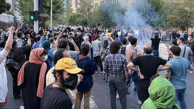 شعار دانشجويان روی دیوارهای خوابگاه دانشگهم شعار دانشجويان روی دیوارهای خوابگاه دانشگاه علوم پزشکی مازندران: حکومت بچهکش نمیخواهیم!