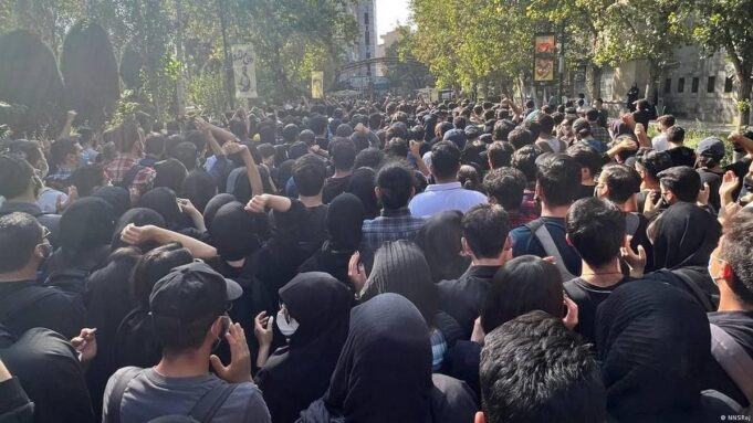 پس از سخنرانی رئیسی در روز دانشجو؛ نیروهای امنیتی به دانشجویان معترض حمله كردند