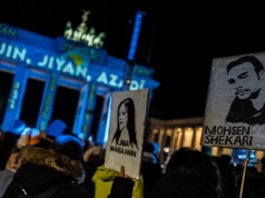 ادامه اعتراضات/ نورپردازی شعار "زن زندگی آزادی" دروازه تاریخی برلین