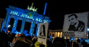 ادامه اعتراضات/ نورپردازی شعار "زن زندگی آزادی" دروازه تاریخی برلین
