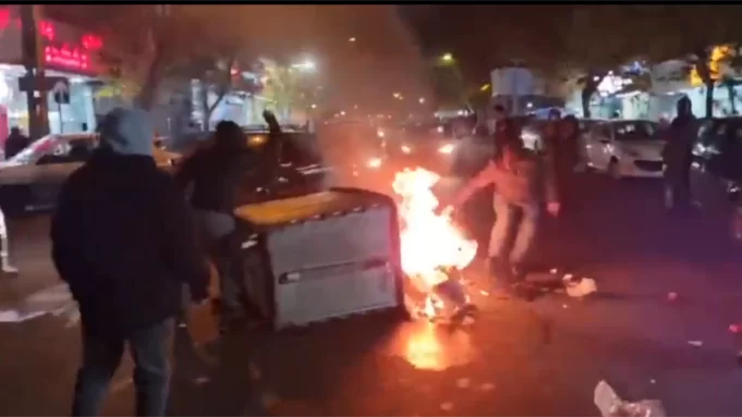 اعتراضات شبانه در مهاباد و بوکان با برافروختن آتش