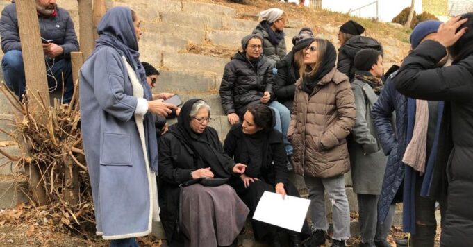 تجمع سینماگران مقابل زندان اوین برای حمایت از ترانه علیدوستی