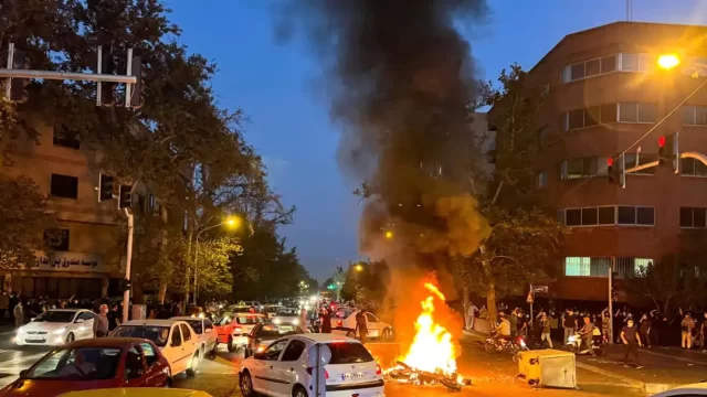 تداوم اعتراضات در ايران؛ مردم در نقاط مختلف تهران و کرج شعارهای ضد حکومتی سر دادند
