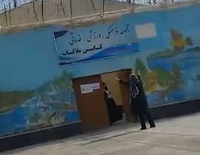 فریادهای مادر الهام افکاری در مقابل زندان شیراز فریادهای مادر الهام افکاری در مقابل زندان شیراز؛ حال الهام افکاری در زندان وخیم شد