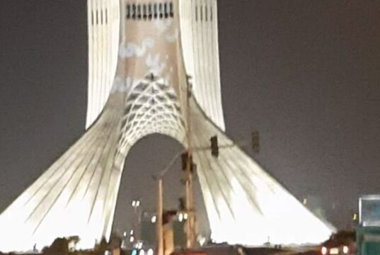 نورپردازی زن زندگی آزادی روی برج آزادی