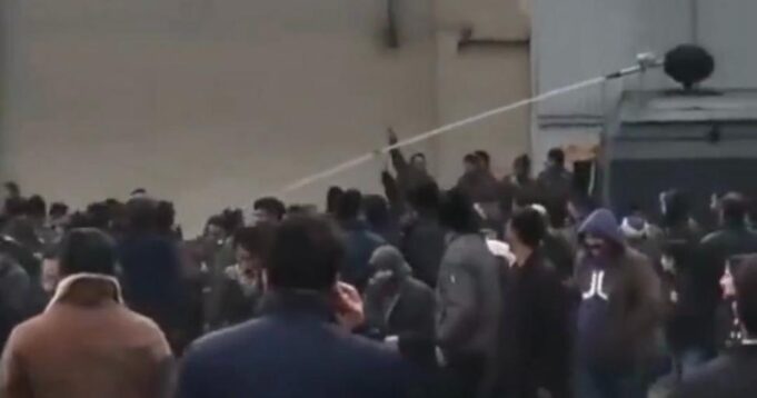 استفاده از ماشین آ‌ب‌پاش علیه زلزله‌زدگان در خوی!