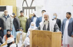تجمع حامیان مولوی گرگیج مقابل خانهاش تجمع حامیان مولوی گرگیج مقابل خانهاش