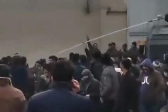 استفاده از ماشین آ‌ب‌پاش علیه زلزله‌زدگان در خوی!