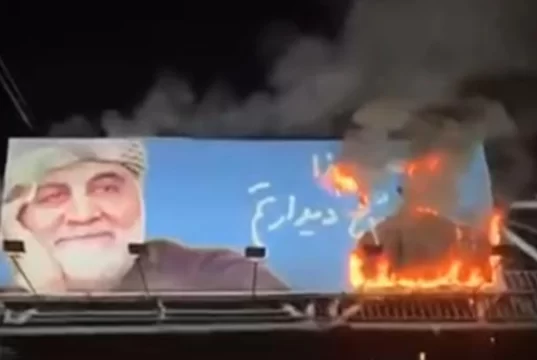 اعتراضات شبانه: آتش زدن بنر سلیمانی با شعار زن زندگى آزادى