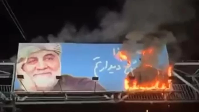 کرمان: به آتش کشیدن بنر قاسم سلیمانی در مقابل پایگاه سپاه