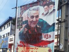 به آتش کشیدن بنرهای سلیمانی و خامنه‌ای در تهران