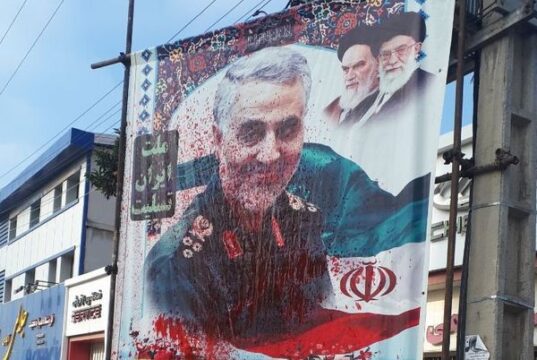 به آتش کشیدن بنرهای سلیمانی و خامنه‌ای در تهران